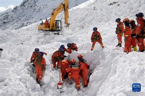 西藏察墨公路山崩地裂